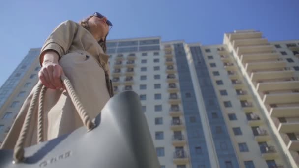 Mujer Gafas Sol Caminando Contra Edificios Día Soleado — Vídeos de Stock
