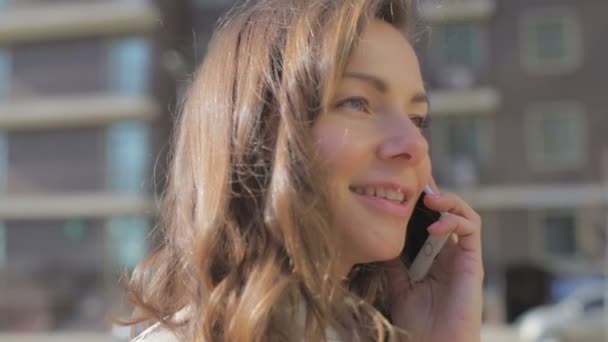 Mooie Vrouw Beige Jas Spreekt Telefoon Lopen Tegen Residentiële Complex — Stockvideo