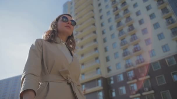 Kobieta Okularami Przeciwsłonecznymi Chodzenia Budynkami Słoneczny Dzień — Wideo stockowe