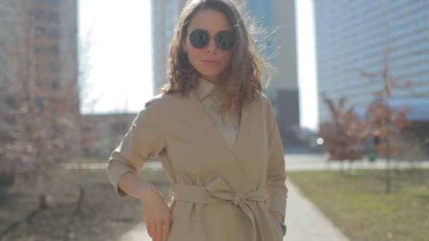 Woman Sunglasses Demonstrates Spring Beige Coat — Stock Video