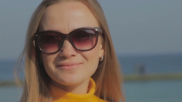 Mujer Con Pelo Suelto Ondeando Viento Usando Gafas Sol Contra — Vídeos de Stock