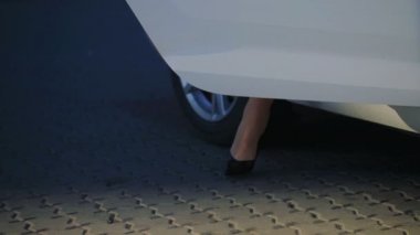 siyah ayakkabı heyecan verici bayan bacaklar kaldırımda güneş tarafından aydınlatılmış adım ve gümüş jant yavaş hareket yakın gider