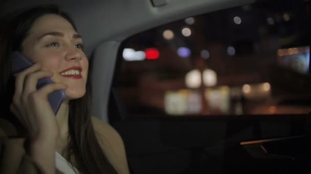 Kahverengi Ceket Beyaz Bluz Geceleri Arabada Seyahat Gri Akıllı Telefon — Stok video