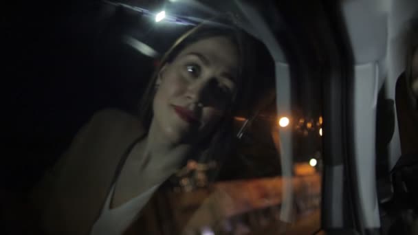 Giovane Donna Sorridente Con Rossetto Rosso Ammira Luci Notturne Della — Video Stock