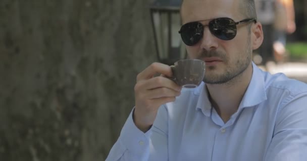 Στενή Κίνηση Παρελθόν Άνθρωπος Γυαλιά Ηλίου Πίνοντας Ζεστό Καφέ Φιλόξενο — Αρχείο Βίντεο