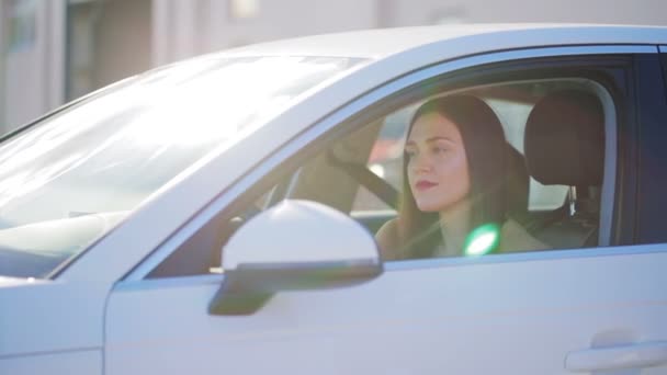 Jonge Mooie Vrouw Met Lang Haar Witte Auto Neemt Sleutel — Stockvideo
