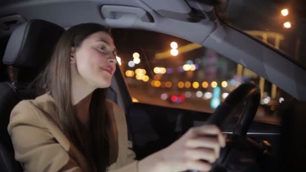 Bela Senhora Com Batom Vermelho Dirige Carro Dança Sentado Contra — Vídeo de Stock