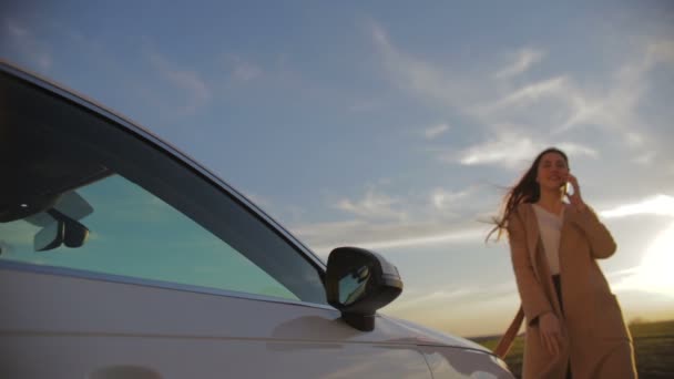 Ogromna Dama Długimi Luźnymi Włosami Falowane Przez Wiatr Przychodzi Samochodu — Wideo stockowe