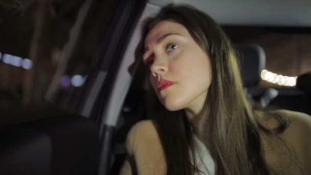 Zmęczona Dziewczyna Czerwoną Szminką Podróżuje Samochodzie Czarnym Skórzanym Fotelem Nods — Wideo stockowe