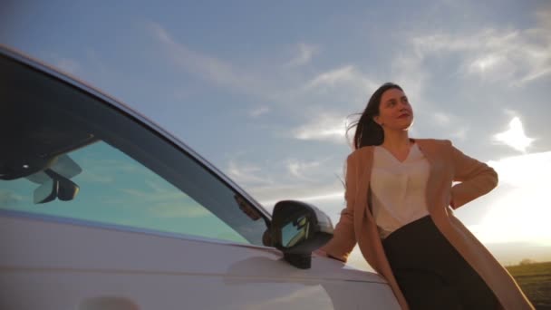 Modne Młoda Kobieta Stoi Pobliżu Białego Samochodu Trzyma Rękę Kaptur — Wideo stockowe