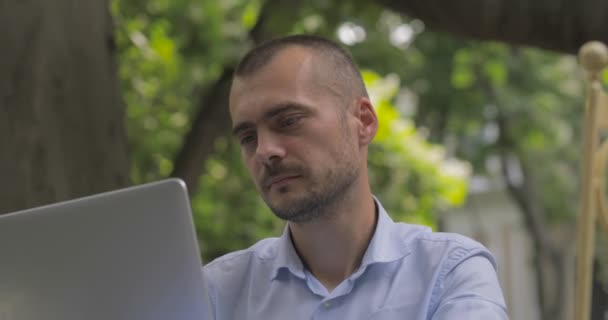 Молодий Чоловік Триденною Щетиною Працює Сучасному Ноутбуці Має Ідею Столом — стокове відео