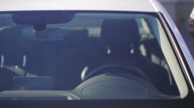 uzun saçlı kadın beyaz araba oturur siyah emniyet kemeri bağlanır ve güneşli bir günde direksiyon alır