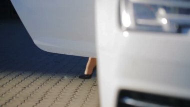 yüksek topuklu ayakkabı şık bayan beyaz arabadan çıkar ve güneş yavaş hareket ile aydınlatılmış kaldırım gider