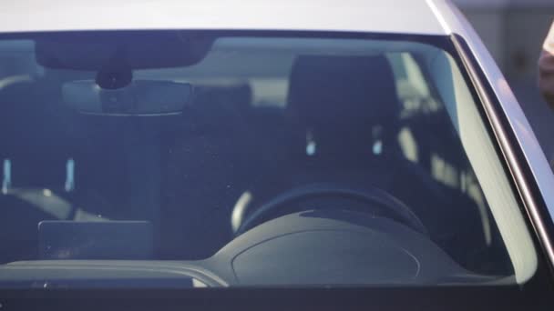 Довгошерста Жінка Сидить Білому Автомобілі Кріпиться Чорний Ремінь Безпеки Бере — стокове відео