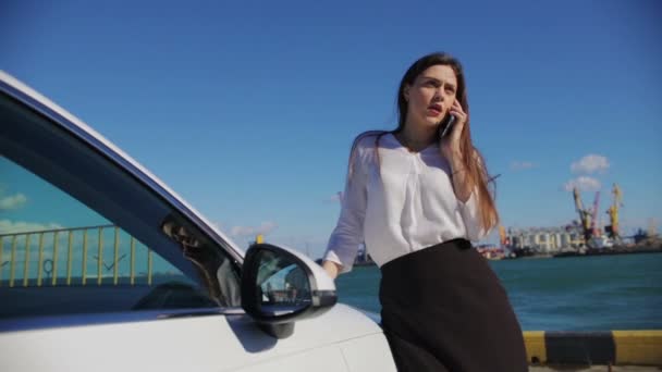 Fille Passionnante Dressing Classique Parle Téléphone Près Voiture Blanche Contre — Video