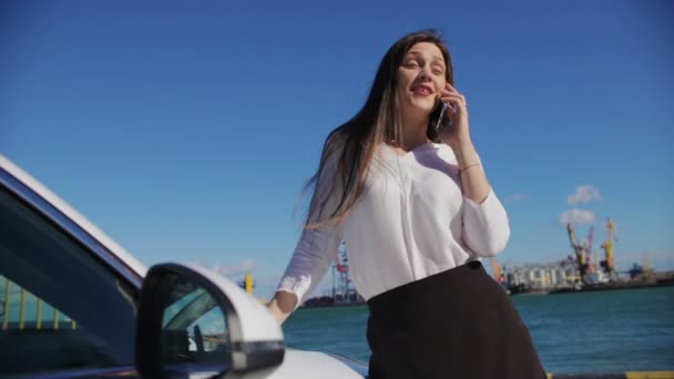 Spannende Dame Witte Blouse Spreekt Telefoon Houden Hand Auto Kap — Stockvideo