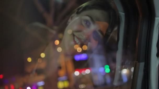 Spændende Langhårede Dame Kører Bil Bagsæde Reflekterende Vinduet Mod Farvede – Stock-video
