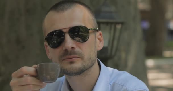 Naher Junger Geschäftsmann Mit Dreitagebart Blauen Hemd Trinkt Kaffee Tisch — Stockvideo