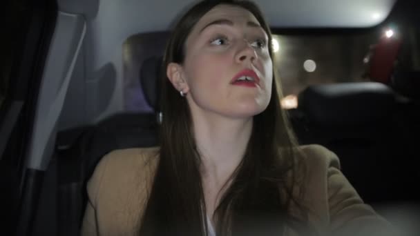 Elegantní Bruneta Dlouhými Odchlupené Vlasy Červenou Rtěnky Sděluje Řidiči Jak — Stock video
