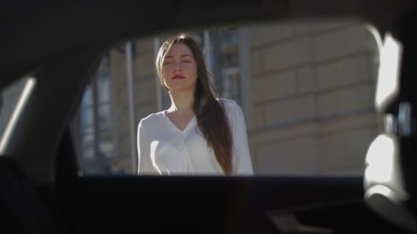 Senhora Elegante Blusa Branca Saia Preta Senta Assento Couro Traseiro — Vídeo de Stock