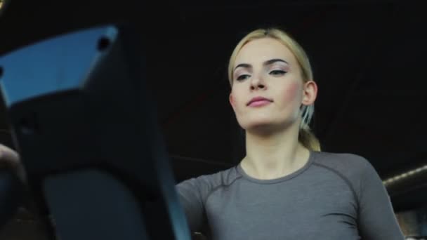 Красива Блондинка Сірих Спортивних Вправах Еліптичній Машині Темному Фоні Низький — стокове відео