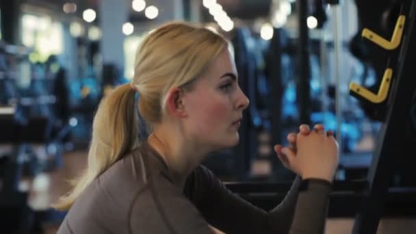 Konzentrierte Blonde Dame Mit Pferdeschwanz Hockt Professionellem Fitnessstudio Gegen Helle — Stockvideo