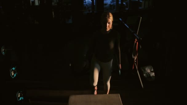 Jolie Femme Blonde Vêtements Sport Mode Effectue Box Step Dans — Video