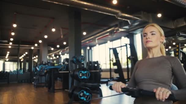 Uzun Sarı Saçlı Kuyruklu Güzel Bayan Modern Spor Salonunda Kablo — Stok video