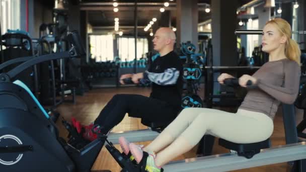Eşofmanlı Spor Ayakkabılı Koltuklu Kablo Sırası Makinesinde Ağır Çekimde Egzersiz — Stok video