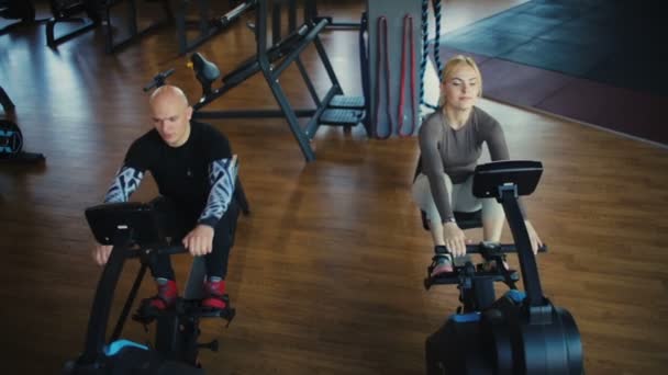 Hombre Deportivo Mujer Activa Ejercicio Máquinas Fila Cables Sentados Gimnasio — Vídeo de stock