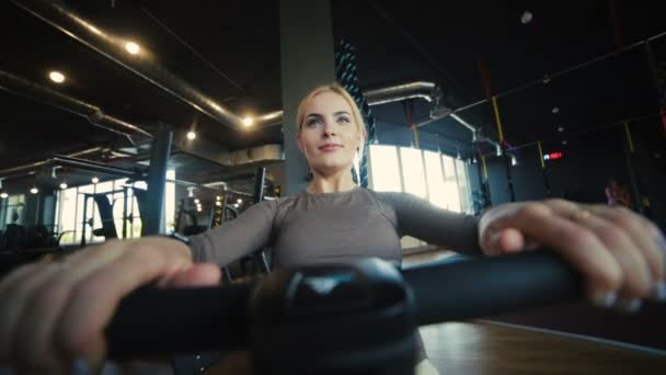 Senhora Ativa Exercita Intensivamente Máquina Linha Cabo Preto Sentado Clube — Vídeo de Stock