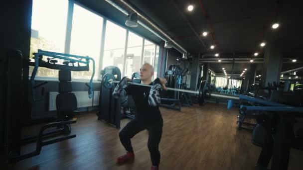 Rörelse Till Och Från Muskulös Kille Träningsoverall Huk Med Skivstång — Stockvideo