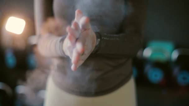 Дама Коричневому Пуловері Білі Легінси Руки Золотим Кільцем Робить Крейдяну — стокове відео