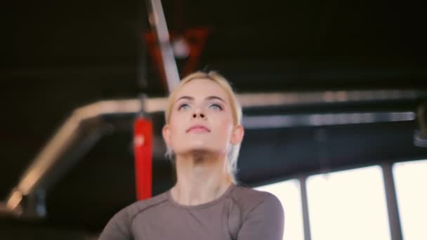 Tineri Destul Femeie Exerciții Kettlebell Negru Sala Gimnastică Modernă Împotriva — Videoclip de stoc