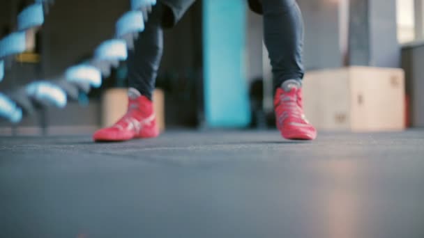 Mann Roten Turnschuhen Übt Und Wirft Crossfit Seile Auf Schwarzem — Stockvideo