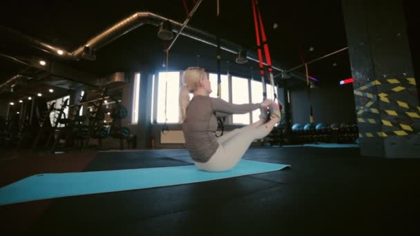 Uzun Saçlı Kuyruklu Güçlü Bir Kız Modern Spor Salonunda Bacaklarını — Stok video