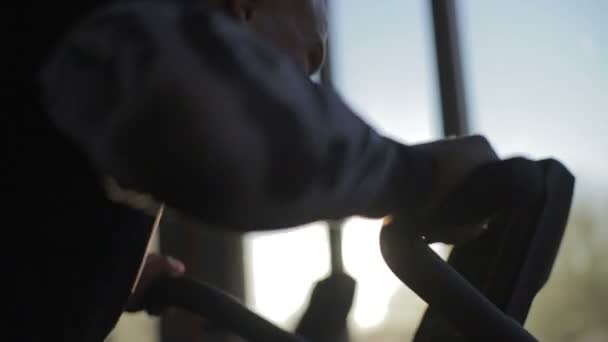 Силуэт Мускулистого Человека Практикует Кардио Упражнения Черном Велотренажере Освещенном Заходом — стоковое видео