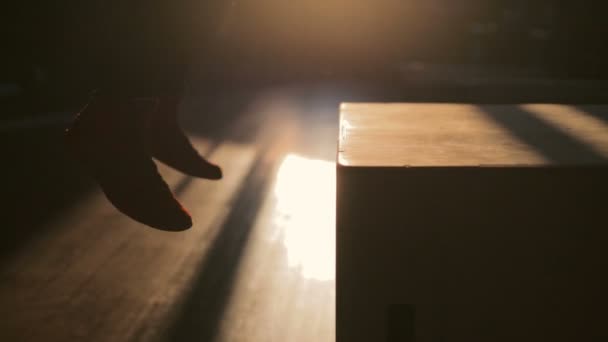 Μυϊκή Αθλητή Σιλουέτα Άλματα Καφέ Ξύλινη Υποστήριξη Φωτίζεται Από Τις — Αρχείο Βίντεο