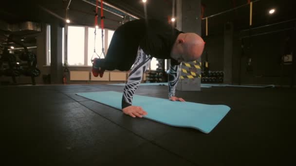 Starker Athlet Schwarzen Trainingsanzügen Mit Roten Trägern Über Blauem Karimat — Stockvideo