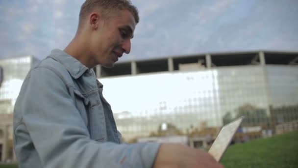 Glücklicher junger Mann in trendiger blauer Jacke genießt Videoanruf — Stockvideo