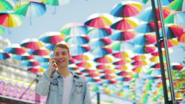 Netter Herr in Jeansjacke telefoniert und lächelt — Stockvideo