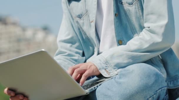 Modernes Notizbuch liegt auf trendigem Kerl im Jeanskostüm — Stockvideo