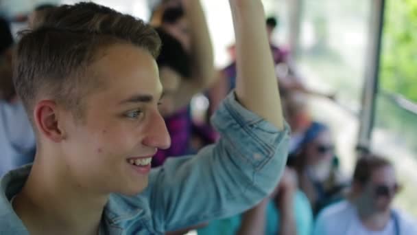 Leuke jonge kerel in denim jas geniet reizen met de tram — Stockvideo