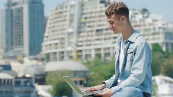 Netter junger Mann hält Notizbuch und spricht mit Freunden — Stockvideo