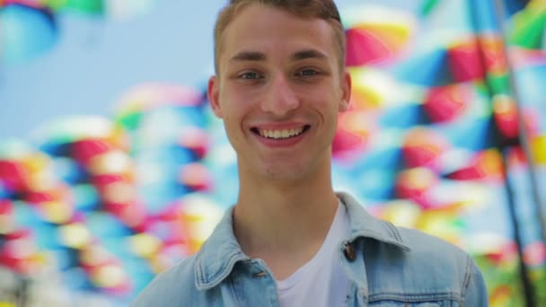 Счастливый светловолосый подросток с голубыми глазами смотрит в камеру — стоковое видео