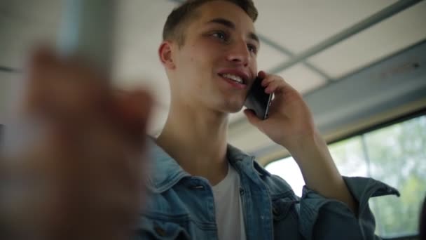 Uomo con i capelli biondi viaggia in tram parlando per telefono — Video Stock