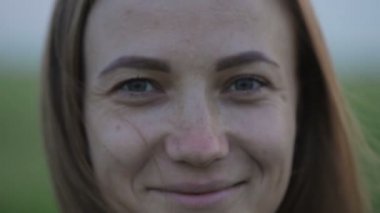 Kamera güzel, siyah saçlı genç bir bayana zum yapıyor.