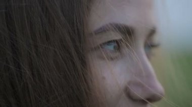 Genç bayan koyu saçlı, kahverengi gözlü ve çilli.
