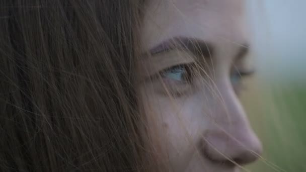 Junge Frau mit lockeren dunklen Haaren, braunen Augen und Sommersprossen — Stockvideo