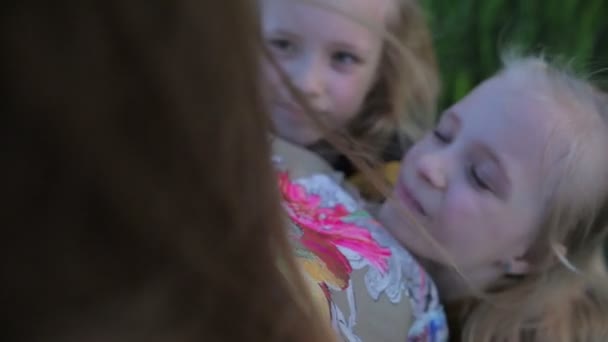 Gelukkig blond tweeling meisjes met losse haar knuffel moeder closeup — Stockvideo